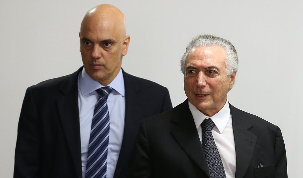 Brasília - O ministro da Justiça, Alexandre de Moraes, e o presidente Interino Michel Temer durante reunião com ministros para discutir o plano para as fronteiras (Valter Campanato/Agência Brasil)