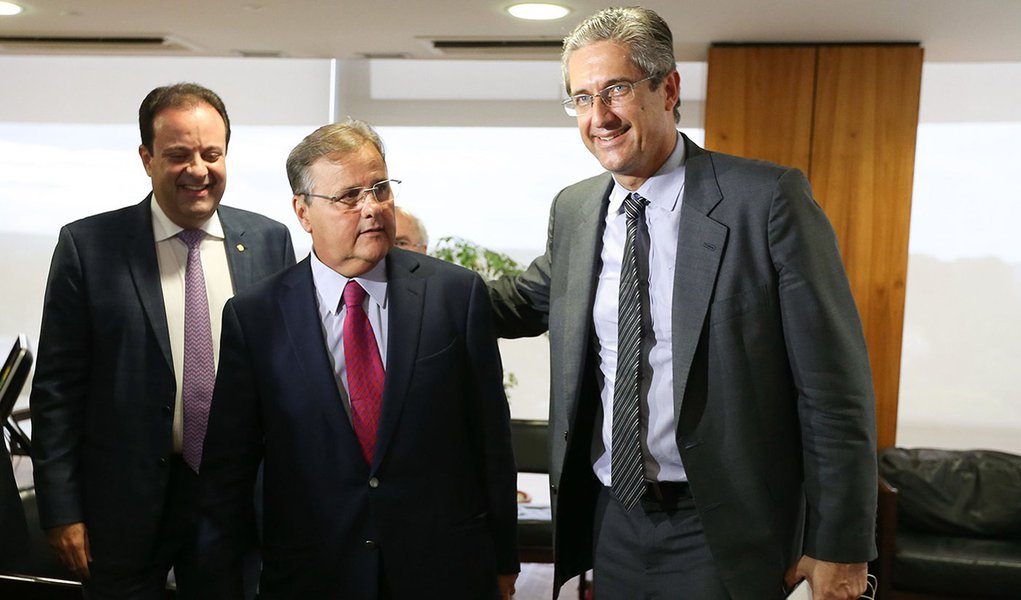 Brasília - O deputado André Moura entrega o manifesto de apoio ao ministro chefe da secretaria de governo, Geddel Vieira, acompanhado do deputado Rogério Rosso (Valter Campanato/Agência Brasil)