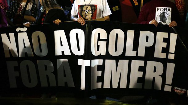 Manifestantes com faixa contra o golpe durante Protesto Fora Temer realizado no Centro Cívico em Curitiba, PR.