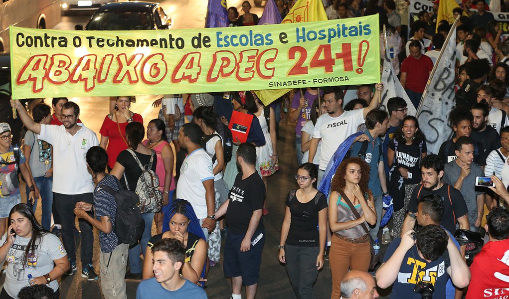 Brasília- DF 24-10-2016 Manifestação de estudantes contra a PEC 241 na esplanada dos minitérios. Foto Lula Marques/Agência PT