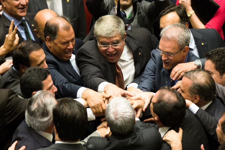 Brasília- DF 10-10-2016 Deputados comemoram a aprovação da PEC 241 no plenário da câmara. Foto Lula Marques/Agência PT