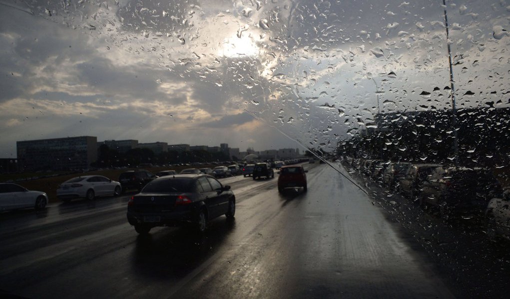 Chuva na Esplanada dos Ministérios na tarde desta quarta-feira (24/09). Foto: Wilson Dias/ Agência Brasil