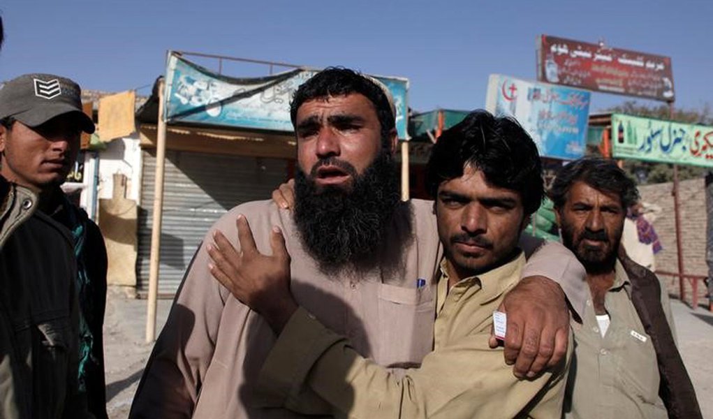 Relatives of police cadets wait for word outside the Police Training Center after an attack on the center in Quetta, Pakistan October 25, 2016. REUTERS/Naseer Ahmed