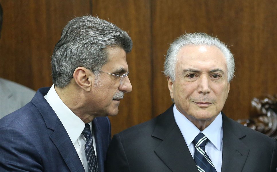 Brasília - O presidente interino Michel Temer entrega o projeto de lei que altera a meta fiscal ao o presidente do Senado, Renan Calheiros, acompanhado do ministro Romero Jucá, do Planejamento (Fabio Rodrigues Pozzebom/Agência Brasil)