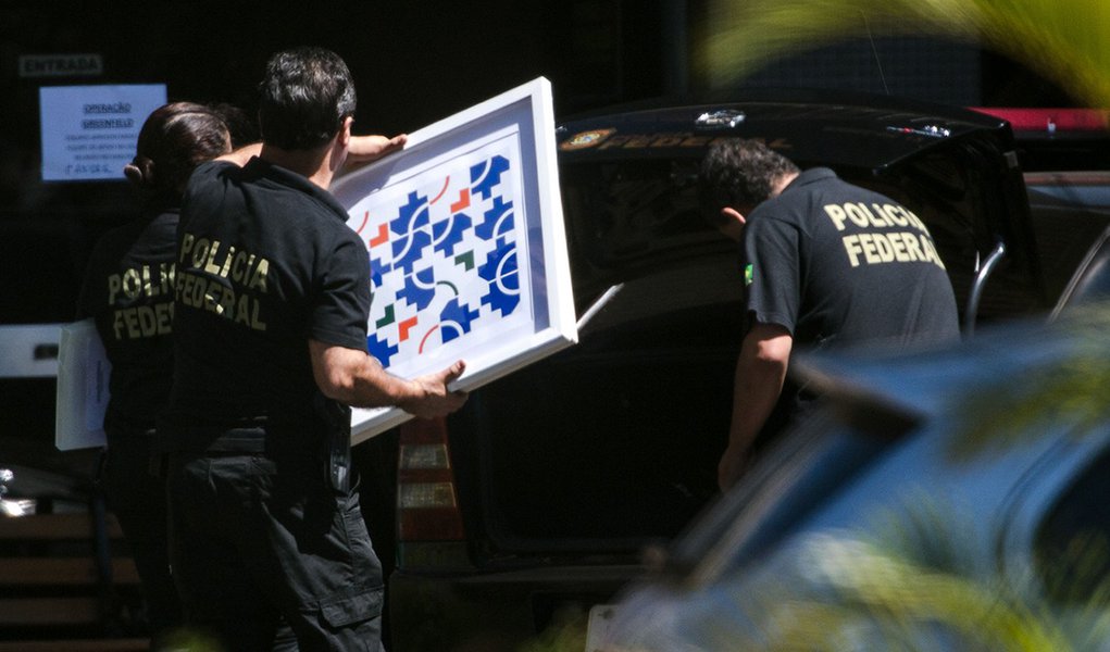 Brasília - Agentes da Polícia Federal descarregam objetos e documentos apreendidos durante a Operação Greenfield. (Marcelo Camargo/Agência Brasil)