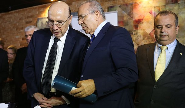 Brasília - Os ministros da Fazenda, Henrique Meirelles, e da Casa Civil, Eliseu Padilha, participam de reunião-almoço com a Frente Parlamentar Mista em Defesa do Comércio, Serviço e Empreendedorismo (Antonio Cruz/Agência Brasil)