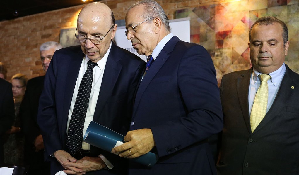 Brasília - Os ministros da Fazenda, Henrique Meirelles, e da Casa Civil, Eliseu Padilha, participam de reunião-almoço com a Frente Parlamentar Mista em Defesa do Comércio, Serviço e Empreendedorismo (Antonio Cruz/Agência Brasil)