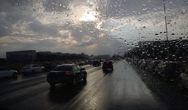 Chuva na Esplanada dos Ministérios na tarde desta quarta-feira (24/09). Foto: Wilson Dias/ Agência Brasil