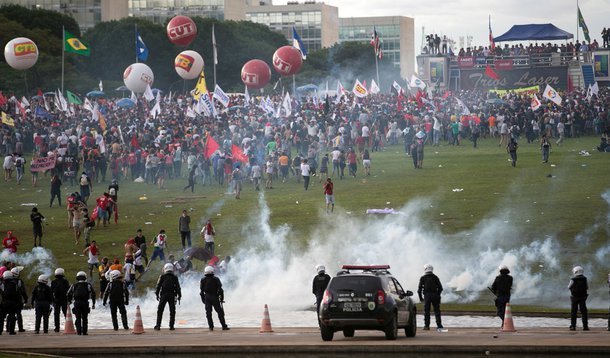 Brasília - Manifestantes entram em confronto com a polícia em frente ao Congresso Nacional (Fabio Rodrigues Pozzebom/Agência Brasil)