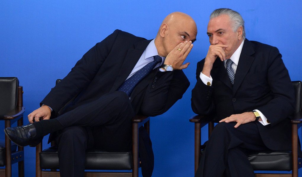 Brasília - Ministro da Justiça, Alexandre de Moraes e o presidente interino Michel Temer na sanção da lei que disciplina o processo e julgamento do mandado de injunção individual e coletivo (Antonio Cruz/Agência Brasil)