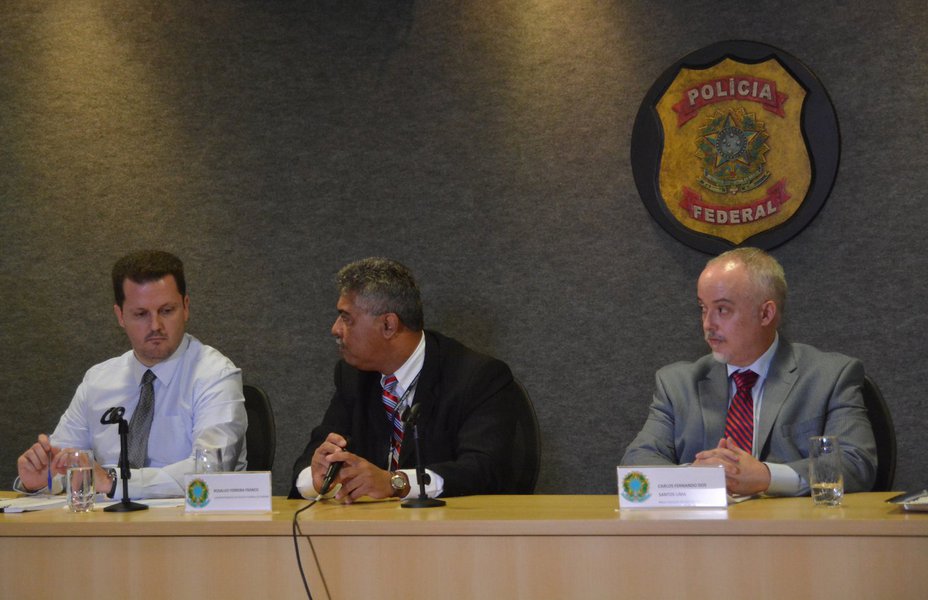 Igor Rom·rio de Paula, delegado de Crimes EconÙmicos e Ordem Fiscal; Rosalvo Ferreira Santos, superintendente regional da PolÌcia Federal; e Carlos Fernando dos Santos Lima