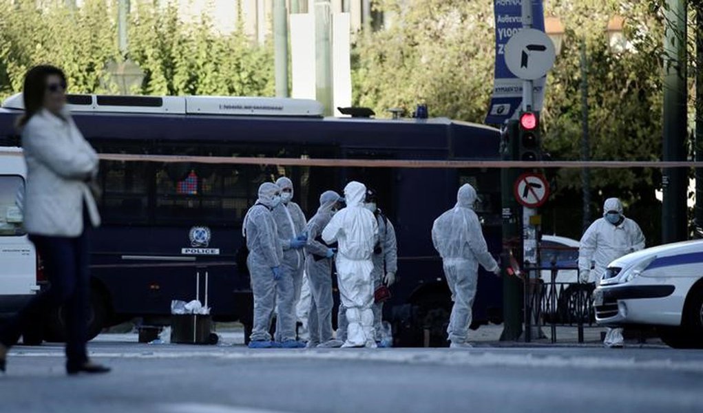 Investigadores vistos na embaixada francesa em Atenas após explosão. 10/11/2016 REUTERS/Alkis Konstantinidis