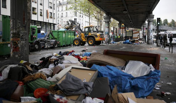 Funcionários desmontam acampamento improvisado para imigrantes ao lado de estação de metrô em Paris. 04/11/2016 REUTERS/Benoit Tessier