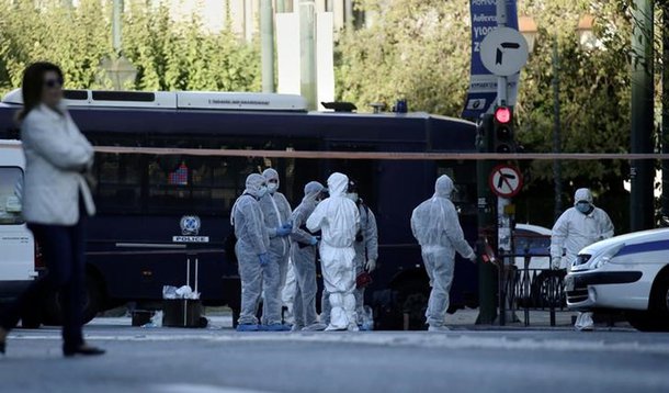 Investigadores vistos na embaixada francesa em Atenas após explosão. 10/11/2016 REUTERS/Alkis Konstantinidis