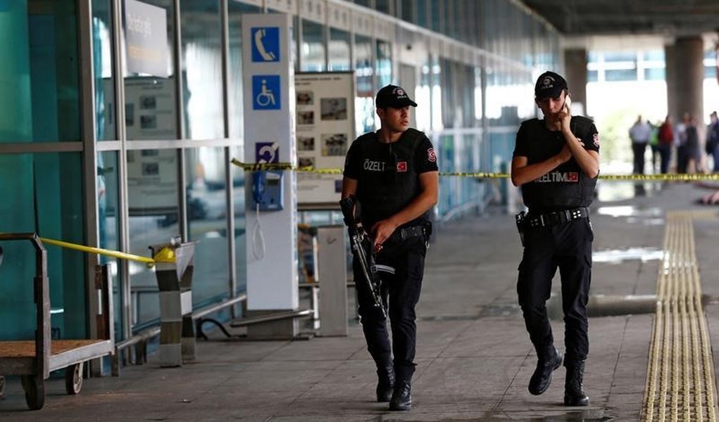 Policiais patrulham principal aeroporto da Turquia, em Istambul. 29/06/2016 REUTERS/Osman Orsal