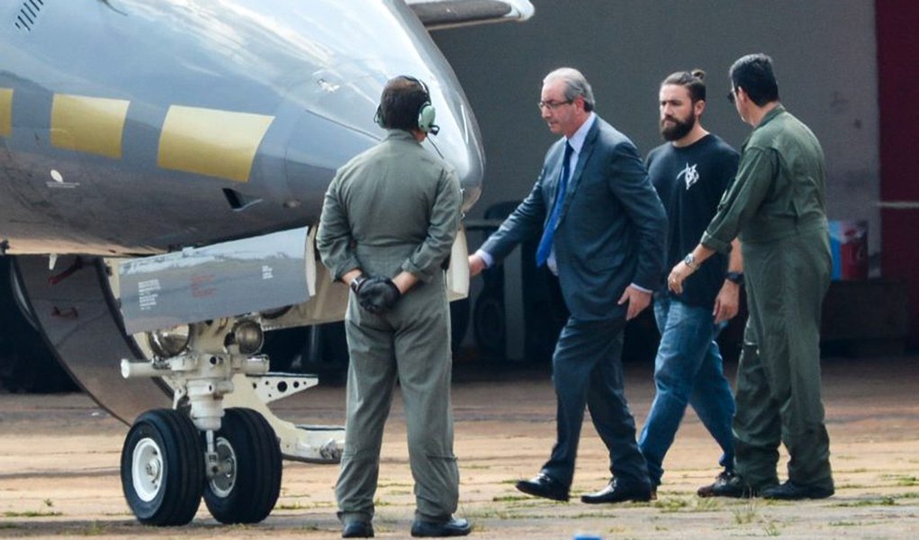 Brasília - O ex-presidente da Câmara dos Deputados, Eduardo Cunha, embarca para Curitiba após ser preso pela Polícia Federal. (Wilson Dias/Agência Brasil)