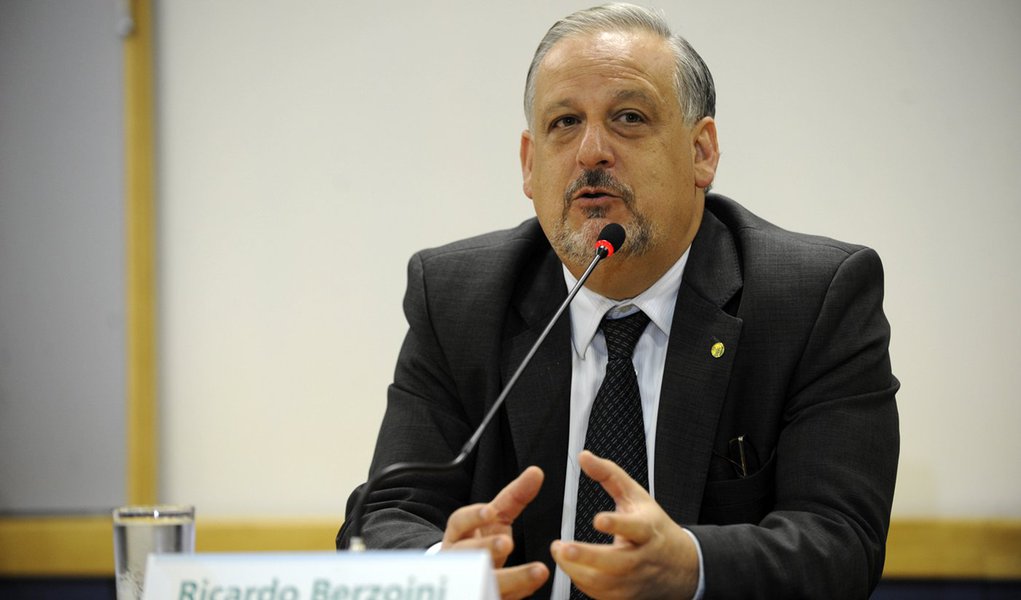 O ministro das Comunicações, Ricardo Berzoine, explica a campanha obrigatória de divulgação do término das transmissões analógicas da TV aberta (Elza Fiuza/Agência Brasil)