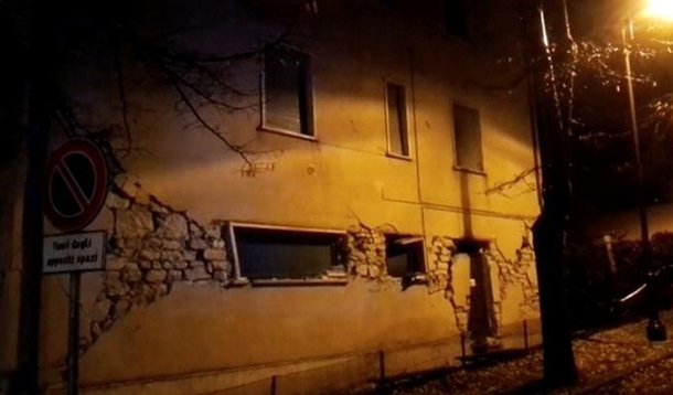 Imagem de vídeo mostra prédio danificado por terremoto em Visso, na Itália. 26/10/2016. REUTERS/Reuters Tv