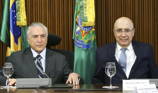 Brasília - O presidente interino Michel Temer e o ministro da Fazenda, Henrique Meirelles, durante reunião com líderes da Câmara e do Senado, no Palácio do Planalto. (Marcelo Camargo/Agência Brasil)