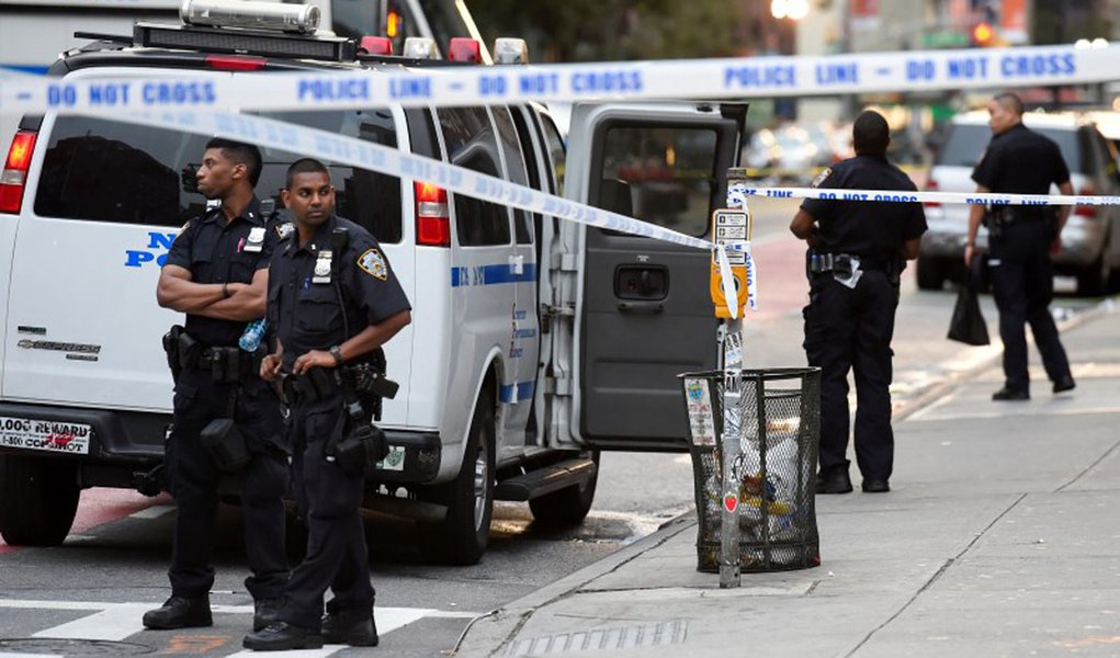 New York City Police Department (NYPD) officers stand near the site of an explosion in the Chelsea neighborhood of Manhattan, New York, U.S. September 18, 2016. REUTERS/Rashid Umar Abbasi
