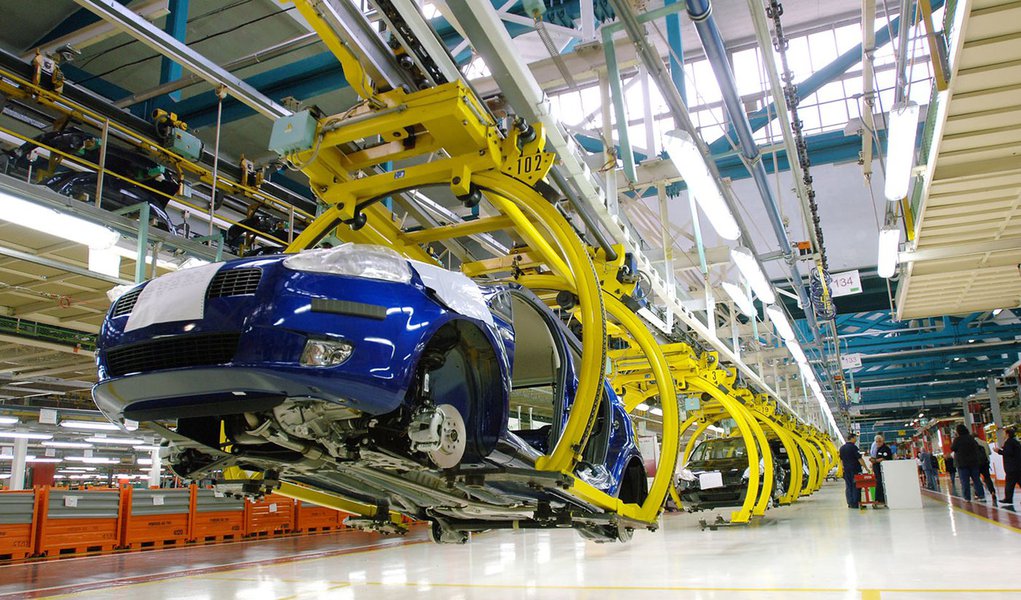 � Giorgio Perottino / LaPresseTorino, 26-05-2006Economia, varieLa prima Grande Punto esce dalla linea di Mirafiori di Torino.Nella foto: gli operai della linea.