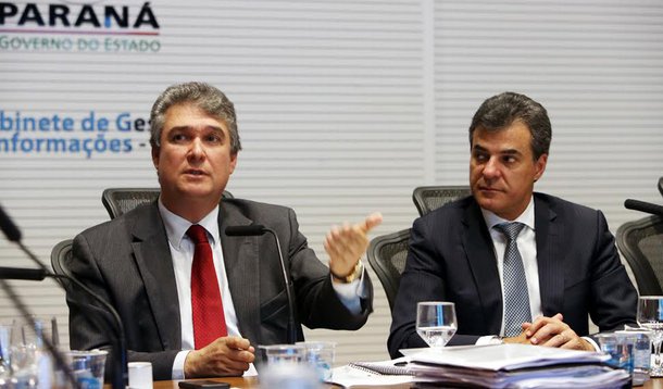 Governador Beto Richa com secretarios Mauro Ricardo Costa (Fazenda) e Eduardo Sciarra (Casa Civil), durante reuni�o com os presidente de entidades que comp�em o G7.Curitiba, 28/05/2015.Foto: Orlando Kissner/ANPr