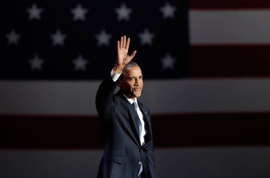 President Barack Obama acknowledges the crowd as he arrives to deliver his farewell address in Chicago, Illinois. REUTERS/John Gress