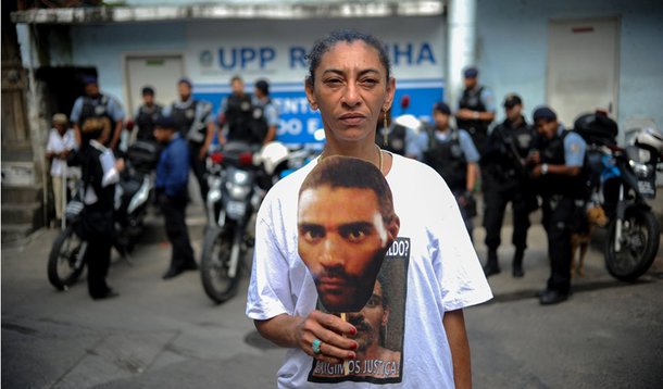 ENTERRO SIMB�LICO DO PEDREIRO AMARILDO DE SOUZA NA ROCINHA