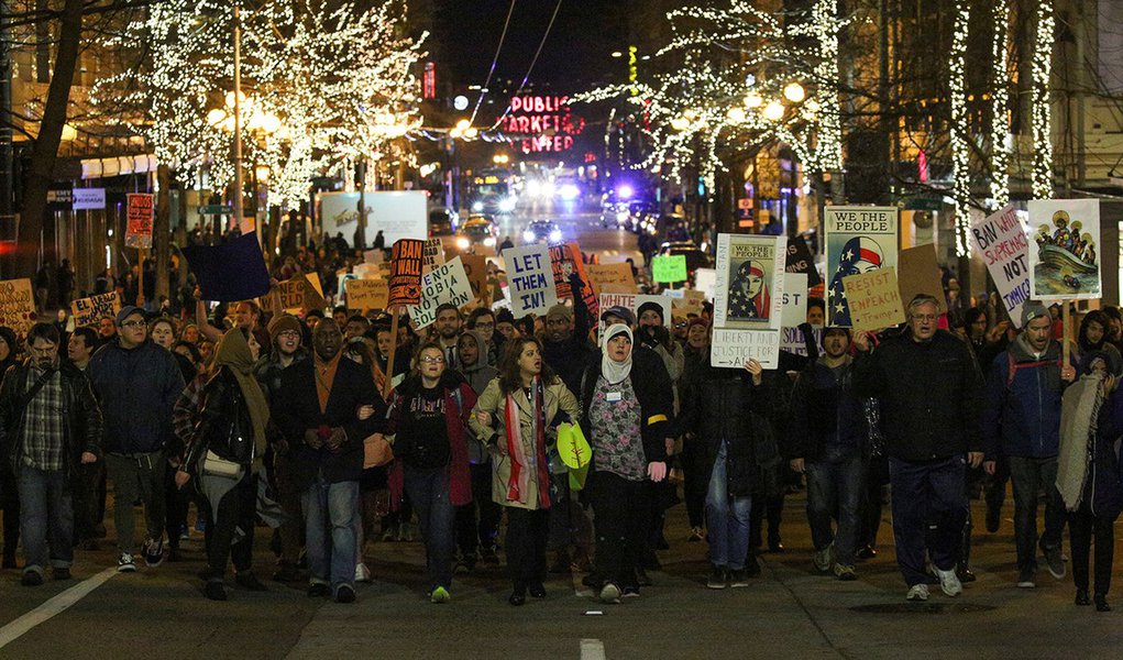 Manifestantes durante protesto em Seattle contra decreto do presidente dos EUA, Donald Trump, sobre imigração. 29/01/2017 REUTERS/David Ryder