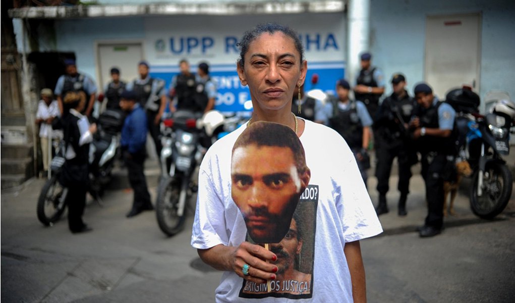 ENTERRO SIMB�LICO DO PEDREIRO AMARILDO DE SOUZA NA ROCINHA