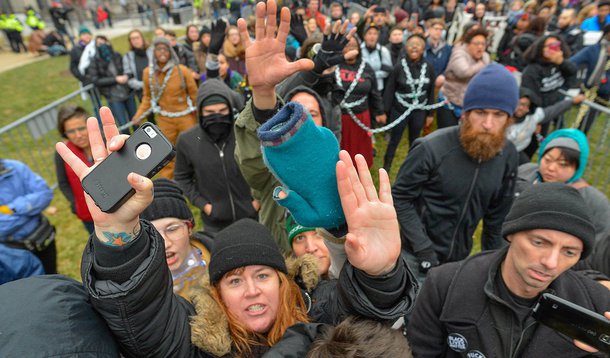 Manifestantes protestam contra Trump em Washington. 20/1/2017. REUTERS/Bryan Woolston