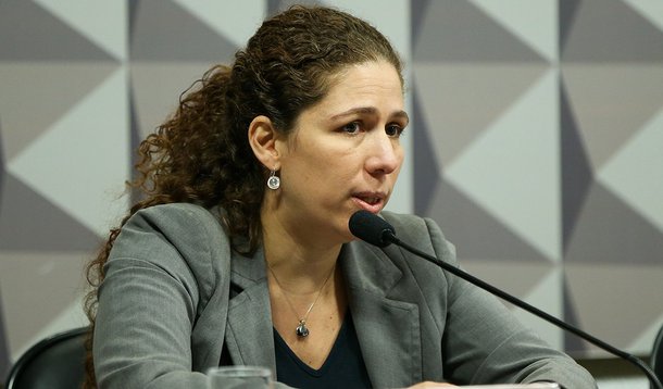 Brasília - Esther Dweck, ex-secretária de Orçamento Federal, durante audiência da Comissão Processante do Impeachment para tomada de depoimentos (Marcelo Camargo/Agência Brasil)