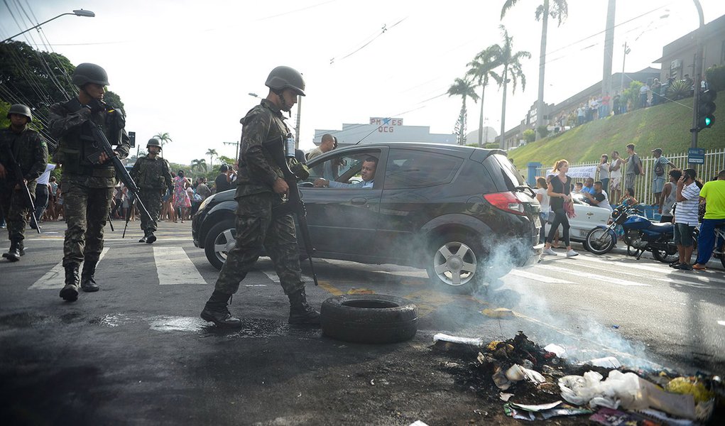 Vitória (ES) - Clima de tensão durante protesto de moradores em frente ao Comando Geral da Polícia Militar do Espírito Santo em Maruípe. Militares do Exército fazem a segurança da região (Tânia Rêgo/Agência Brasil)