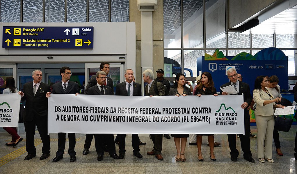 Rio de Janeiro - Manifestação dos auditores fiscais da Receita Federal no Aeroporto Internacional Tom Jobim. A mobilização é devido ao não cumprimento do acordo salarial firmado em 23 de março passado. (Tânia Rêgo/Agência Brasil)