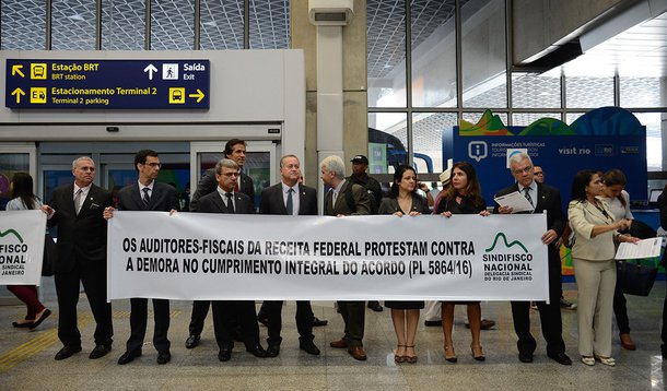 Rio de Janeiro - Manifestação dos auditores fiscais da Receita Federal no Aeroporto Internacional Tom Jobim. A mobilização é devido ao não cumprimento do acordo salarial firmado em 23 de março passado. (Tânia Rêgo/Agência Brasil)
