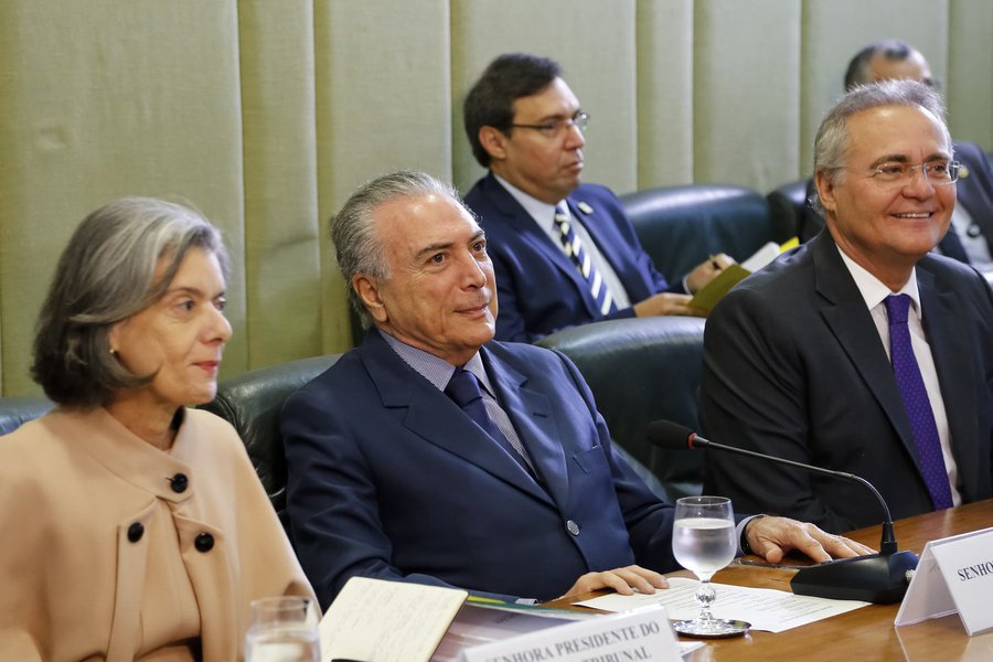 Brasília - Presidente Michel Temer, ladeado pelos presidentes do Supremo Tribunal Federal, Cármen Lúcia e do Senado, Renan Calheiros, durante reunião sobre segurança pública no Palácio do Itamaraty. (Marcos Correa/PR)