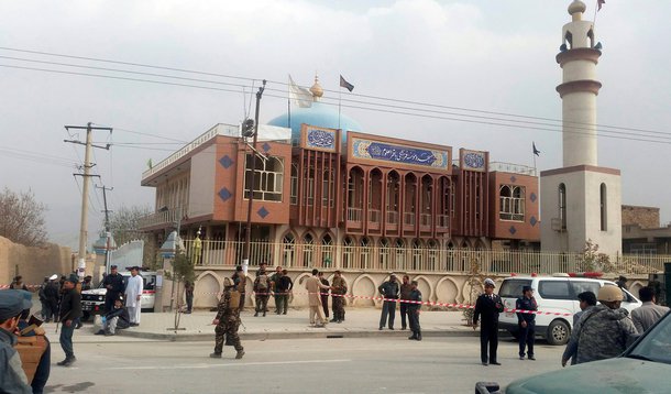 Membros das forças de segurança do Afeganistão vistos em frente local de explosão em Cabul. 21/11/2016 REUTERS/Omar Sobhani
