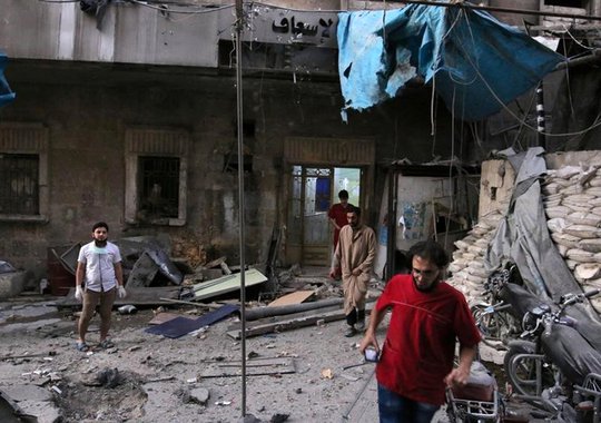Médicos inspecionam danos do lado de fora de hospital de campanha após ataque em Aleppo. 28/9/2016. REUTERS/Abdalrhman Ismail
