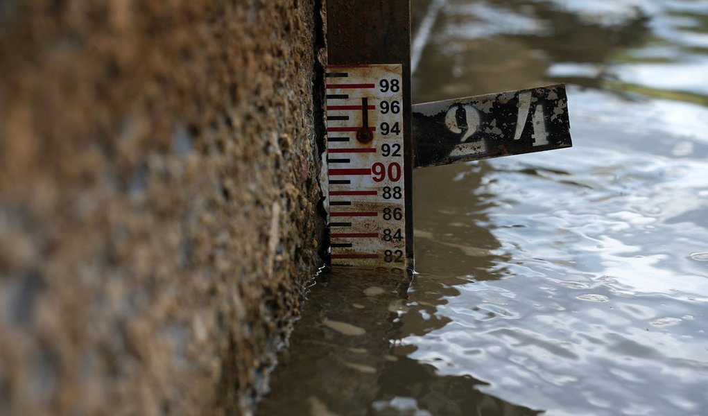 Brasília - Lago da barragem de Santo Antonio do Descoberto, que abastece boa parte das cidades satélite da capital, está com o nível de água bem abaixo do esperado (Fabio Rodrigues Pozzebom/Agência Brasil)