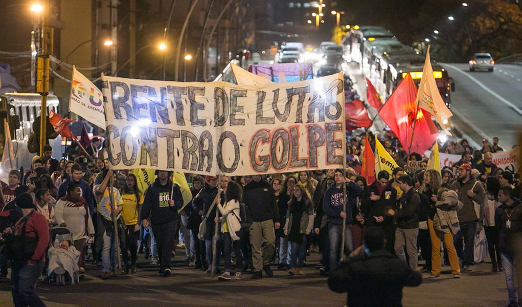 11/08/2016 - PORTO ALEGRE, RS - Ato fora temer. Foto: Guilherme Santos/Sul21