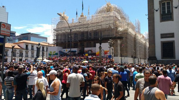 Protesto de servidores do Rio em frente a alerj contra pacote de austeridades