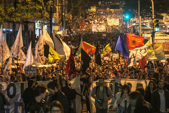 31/08/2016 - PORTO ALEGRE, RS - Primeiro ato contra Michel Temer e o golpe após o impeachment de Dilma. Sede do PMDB foi queimado e polícia revidou com bombas de gás. Foto: Guilherme Santos/Sul21