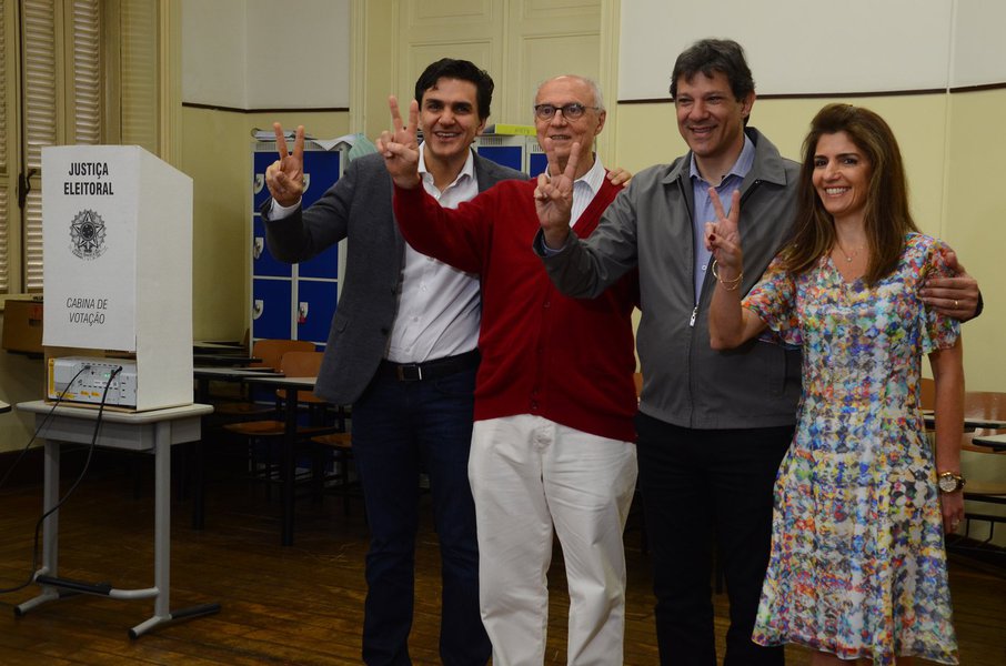 São Paulo - Chalita vota no Colégio Sion, em Higienópolis, acompanhado de Fernando Haddad e Eduardo Suplicy.