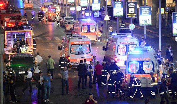 Paramédicos ajudam feridos fora do Istanbul Ataturk, maior aeroporto da Turquia, após explosão fatal 28/06/2016 REUTERS/Ismail Coskun/IHLAS News Agency