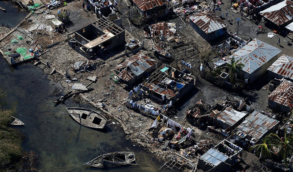 Casas destruídas após passagem do furacão Matthew em Corail, Haiti. 08/10/2016 REUTERS/Carlos Garcia Rawlins