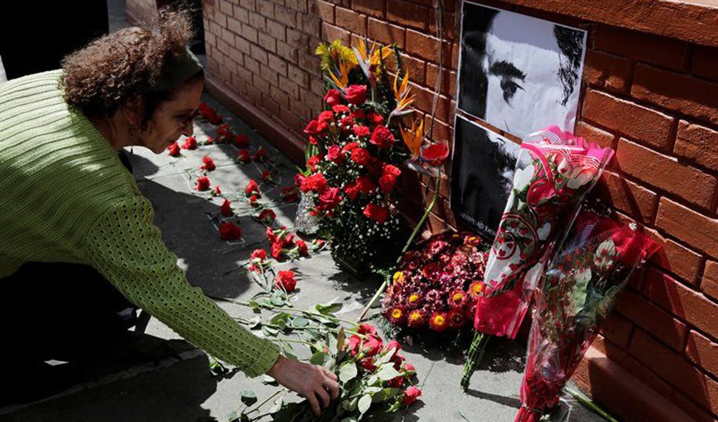 Mulher deposita flores em frente da embaixada de Cuba na Guatemala