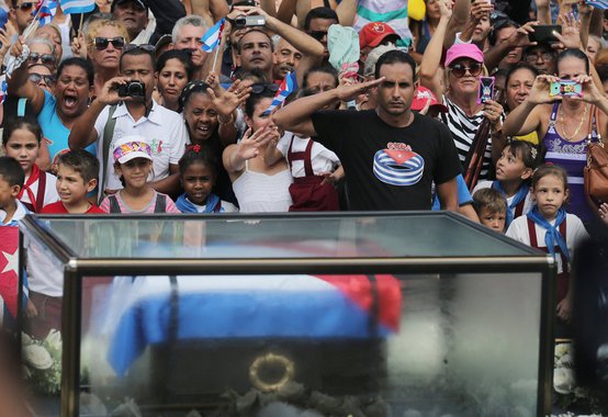 People react as the caravan carrying the ashes of Fidel Castro passes them in Las Tunas, Cuba, December 2, 2016. REUTERS/Carlos Barria TPX IMAGES OF THE DAY - RTSUE0C