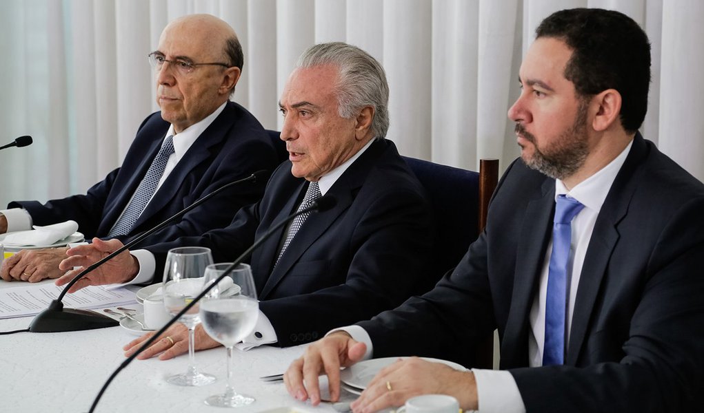 (Brasília, DF 22/12/2016) Presidente Michel Temer acompanhado do Ministro da Fazenda, Henrique Meirelles e do Ministro do Planejamento, Orçamento e Gestão, Dyogo Oliveira durante Café da manhã com jornalistas no Palácio da Alvorada