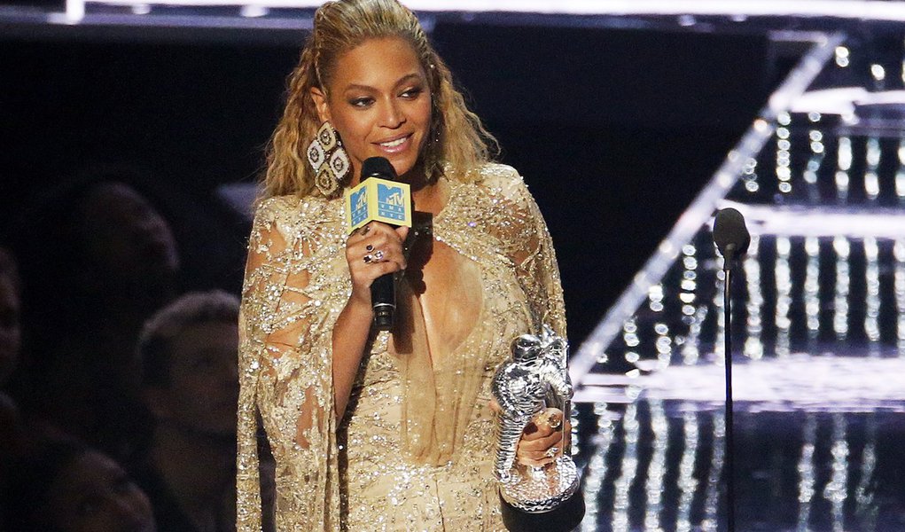 Beyoncé recebendo prêmio no VMA 2016, em Nova York. 29/08/2016 REUTERS/Lucas Jackson
