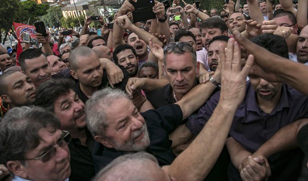 O ex-presidente Lula chega em sua residência em São Bernardo do Campos